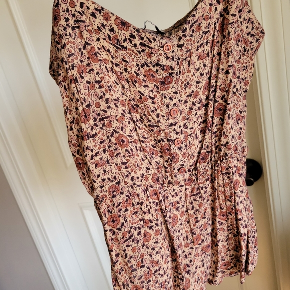 Tank tops with button accents - Picture 5 of 6